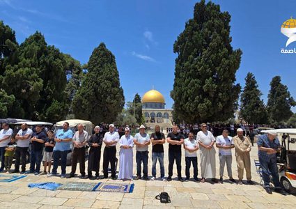 عشرات الآلاف يأدون صلاة الجمعة وأول أيام ذي الحجة في المسجد الأقصى المبارك