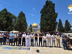 عشرات الآلاف يأدون صلاة الجمعة وأول أيام ذي الحجة في المسجد الأقصى المبارك