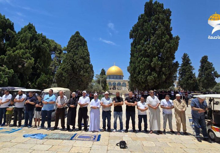 عشرات الآلاف يأدون صلاة الجمعة وأول أيام ذي الحجة في المسجد الأقصى المبارك