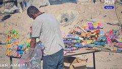 مواطن يبيع الألعاب على مفرق الشجاعية في شمال غزة