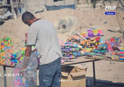 مواطن يبيع الألعاب على مفرق الشجاعية في شمال غزة
