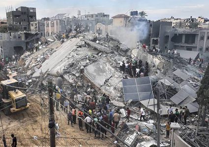 شهداء في قصف الاحتلال مدرسة أونروا في مخيم الشاطئ ومنازل في خان يونس ودير البلح