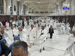 حجاج بيت الله الحرام يؤدون طواف القدوم حول الكعبة