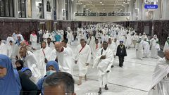 حجاج بيت الله الحرام يؤدون طواف القدوم حول الكعبة