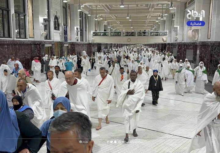 حجاج بيت الله الحرام يؤدون طواف القدوم حول الكعبة