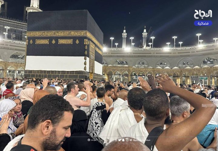 حجاج بيت الله الحرام يؤدون طواف القدوم حول الكعبة