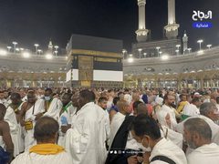 حجاج بيت الله الحرام يؤدون طواف القدوم حول الكعبة