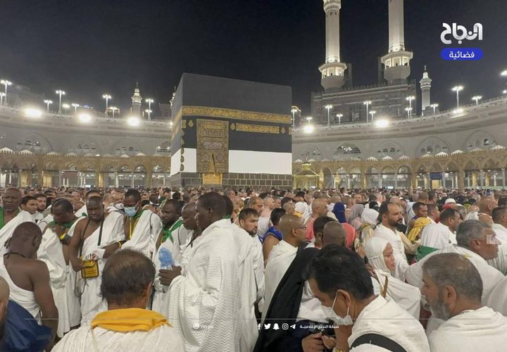 حجاج بيت الله الحرام يؤدون طواف القدوم حول الكعبة
