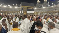 حجاج بيت الله الحرام يؤدون طواف القدوم حول الكعبة