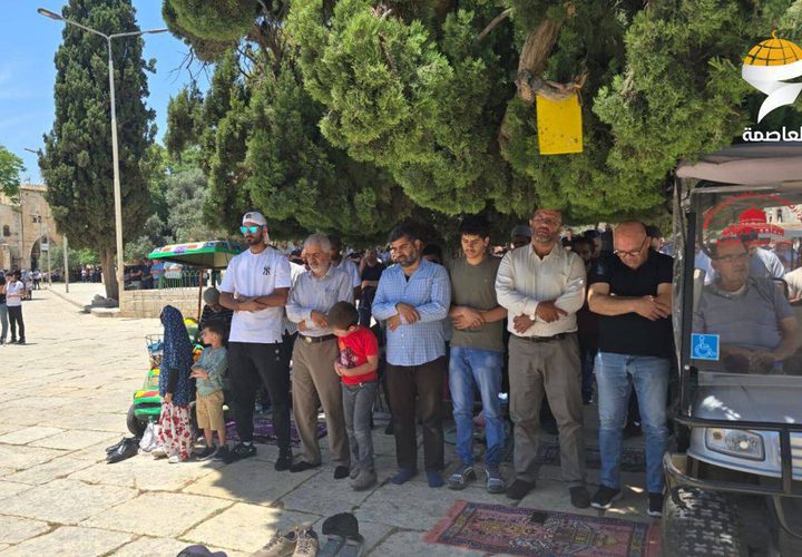 عشرات الآلاف يأدون صلاة الجمعة وأول أيام ذي الحجة في المسجد الأقصى المبارك