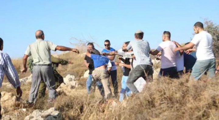 مستوطنون يعتدون على فتيين ويسرقون مبلغا غرب سلفيت
