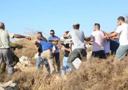 مستوطنون يعتدون على فتيين ويسرقون مبلغا غرب سلفيت