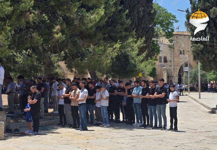 عشرات الآلاف يأدون صلاة الجمعة وأول أيام ذي الحجة في المسجد الأقصى المبارك