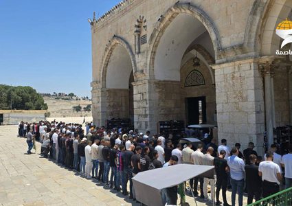 عشرات الآلاف يأدون صلاة الجمعة وأول أيام ذي الحجة في المسجد الأقصى المبارك