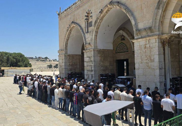 عشرات الآلاف يأدون صلاة الجمعة وأول أيام ذي الحجة في المسجد الأقصى المبارك
