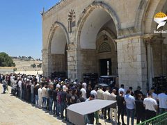 عشرات الآلاف يأدون صلاة الجمعة وأول أيام ذي الحجة في المسجد الأقصى المبارك