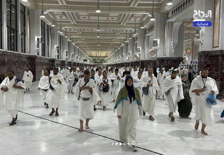 حجاج بيت الله الحرام يؤدون طواف القدوم حول الكعبة