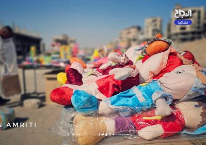 مواطن يبيع الألعاب على مفرق الشجاعية في شمال غزة