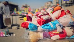 مواطن يبيع الألعاب على مفرق الشجاعية في شمال غزة