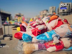 مواطن يبيع الألعاب على مفرق الشجاعية في شمال غزة