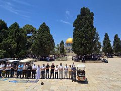 عشرات الآلاف يأدون صلاة الجمعة وأول أيام ذي الحجة في المسجد الأقصى المبارك