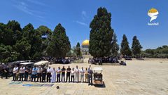 عشرات الآلاف يأدون صلاة الجمعة وأول أيام ذي الحجة في المسجد الأقصى المبارك