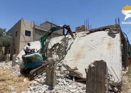 مقدسي يهدم منزله قسراً في بلدة العيسوية بقرار من الاحتلال