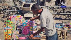 مواطن يبيع الألعاب على مفرق الشجاعية في شمال غزة