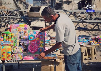 مواطن يبيع الألعاب على مفرق الشجاعية في شمال غزة