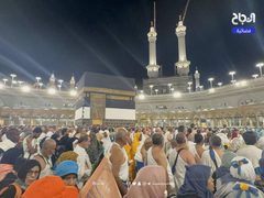 حجاج بيت الله الحرام يؤدون طواف القدوم حول الكعبة