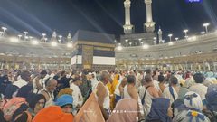 حجاج بيت الله الحرام يؤدون طواف القدوم حول الكعبة