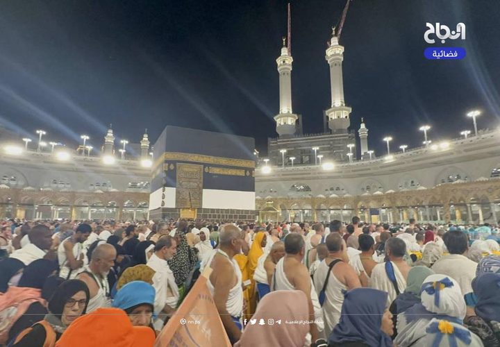 حجاج بيت الله الحرام يؤدون طواف القدوم حول الكعبة