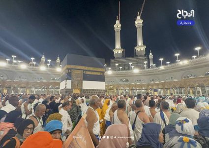 حجاج بيت الله الحرام يؤدون طواف القدوم حول الكعبة