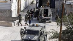 الاحتلال يصيب 11 مواطنا بجروح ورضوض خلال اقتحام مخيم عقبة جبر جنوب أريحا