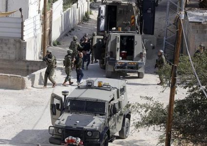 الاحتلال يصيب 11 مواطنا بجروح ورضوض خلال اقتحام مخيم عقبة جبر جنوب أريحا