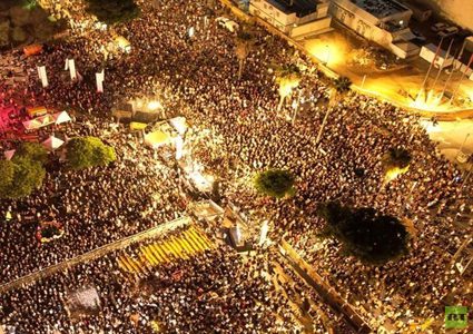 عشرات آلاف الإسرائيليين يتظاهرون للمطالبة بإبرام صفقة تبادل أسرى