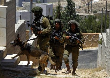 الاحتلال يفتش منازل في قرية مراح رباح جنوب بيت لحم