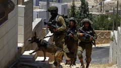 الاحتلال يفتش منازل في قرية مراح رباح جنوب بيت لحم