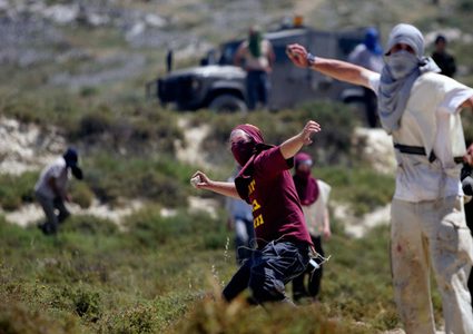 الهلال الأحمر: إصابة 6 مواطنين بينهم طفل في هجوم للمستوطنين على عوريف