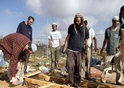 مستوطنون يحرقون منزلا في برقة شمال غرب نابلس