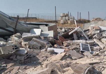 قوات الاحتلال تهدم "كرفانا" وبركة زراعية شرق نابلس