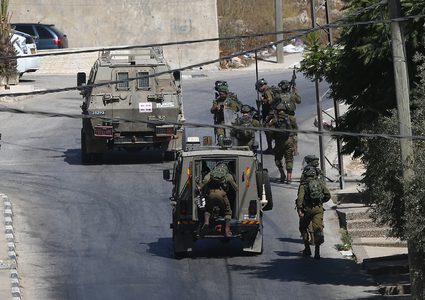 الاحتلال يقتحم مادما جنوب نابلس ويغلق مداخلها