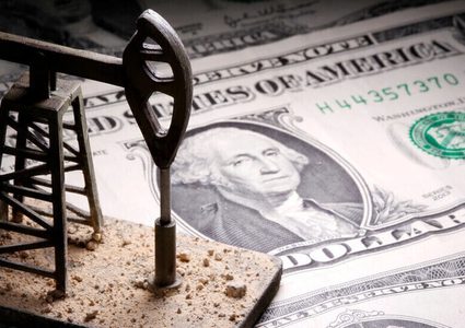 انخفاض أسعار النفط مع ارتفاع الدولار