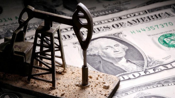 انخفاض أسعار النفط مع ارتفاع الدولار