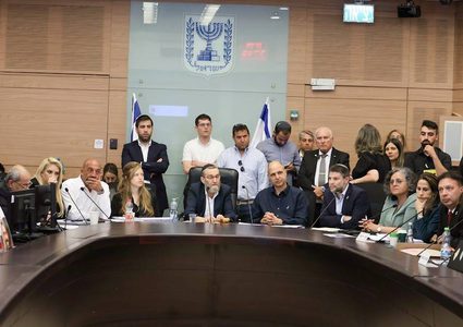 خلال لقائه عائلات المحتجزين.. سموتريتش: التوصل لاتفاق مع حماس يمثل انتحاراً