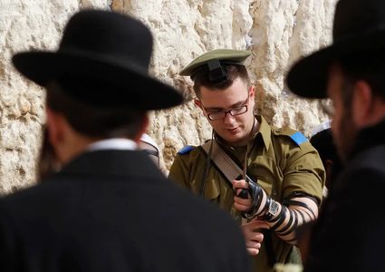 صحيفة: لابيد يحث الكنيست على رفض قانون إعفاء اليهود المتشددين من التجنيد