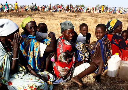 برنامج الأغذية العالمي: اليأس يدفع السودانيين إلى أكل العشب وأوراق الأشجار