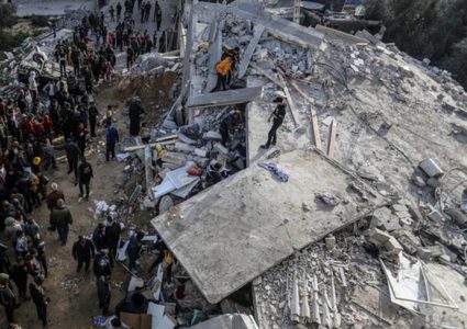 انتشال عدد من الشهداء من تحت أنقاض منازل استهدفها الاحتلال بمدينة غزة