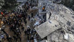 انتشال عدد من الشهداء من تحت أنقاض منازل استهدفها الاحتلال بمدينة غزة