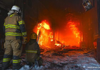 الكويت: مصرع 39 شخصا جراء حريق في مبنيين سكنيين